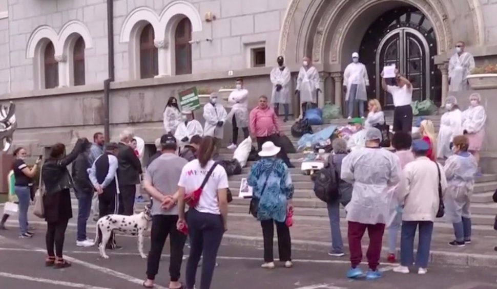 Locuitorii Sectorului 1 au aruncat saci de gunoi pe treptele Primăriei conduse de Clotilde Armand, în semn de protest