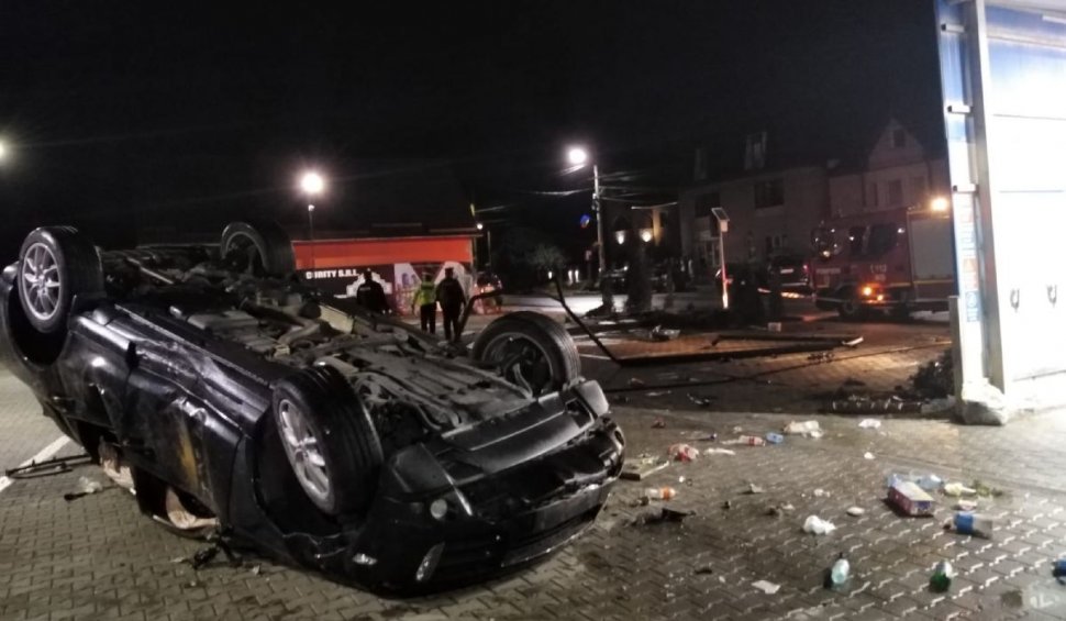 Un şofer din Mureş a distrus o maşină şi o spălătorie auto într-un accident în Luduş, la peste 100 km/h