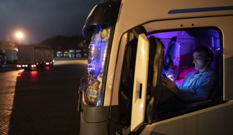 Un şofer român de TIR a salvat un coleg gazat în cabină de indivizi înarmaţi cu săbii, în Franţa