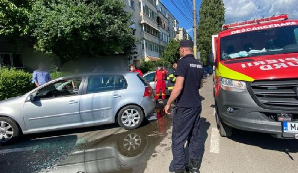 Un bebeluş rămas blocat într-o maşină a fost salvat de pompieri în Constanţa