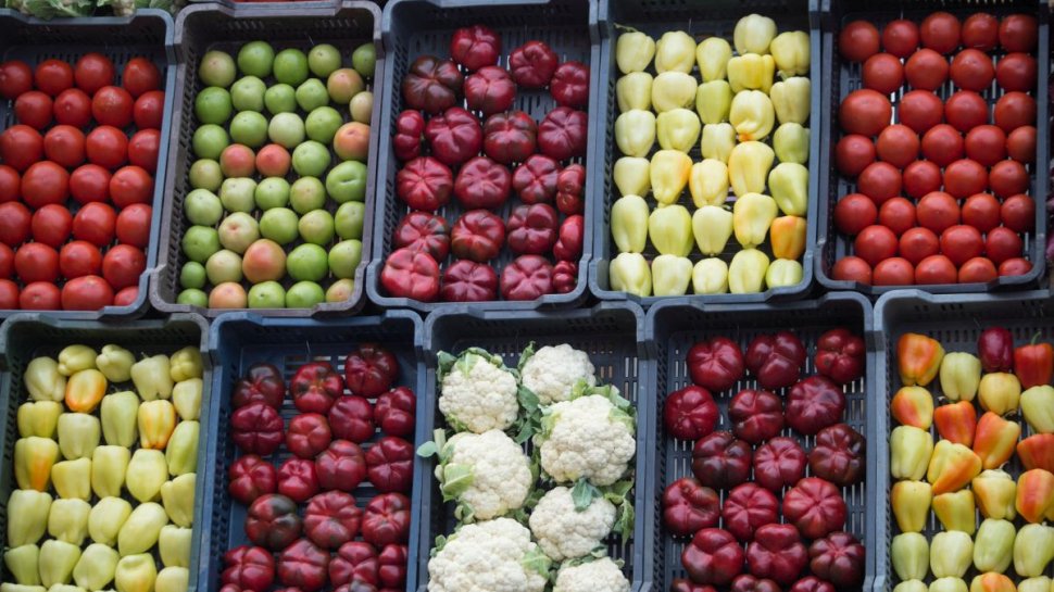 Alertă alimentară: Fructele și legumele din piețe, pline de pesticide. Cum recunoaște roșiile forțate