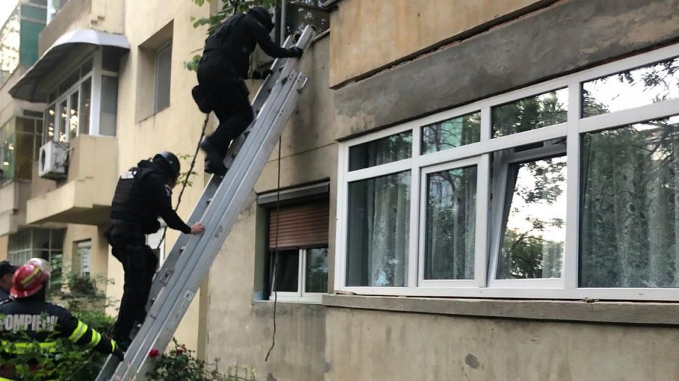 Două femei sechestrate într-un apartament din Craiova, salvate de mascați pe geam