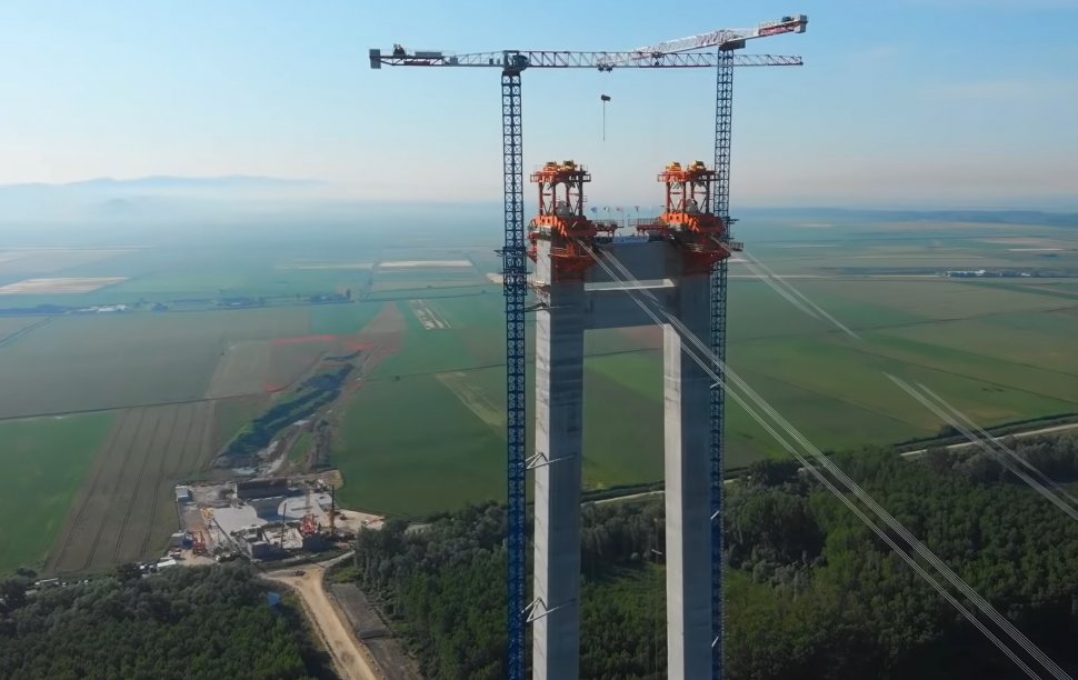 O nouă etapă a lucrărilor la podul suspendat peste Dunăre de la Brăila. Imagini cu montarea platformei pe care vor sta cablurile de susținere