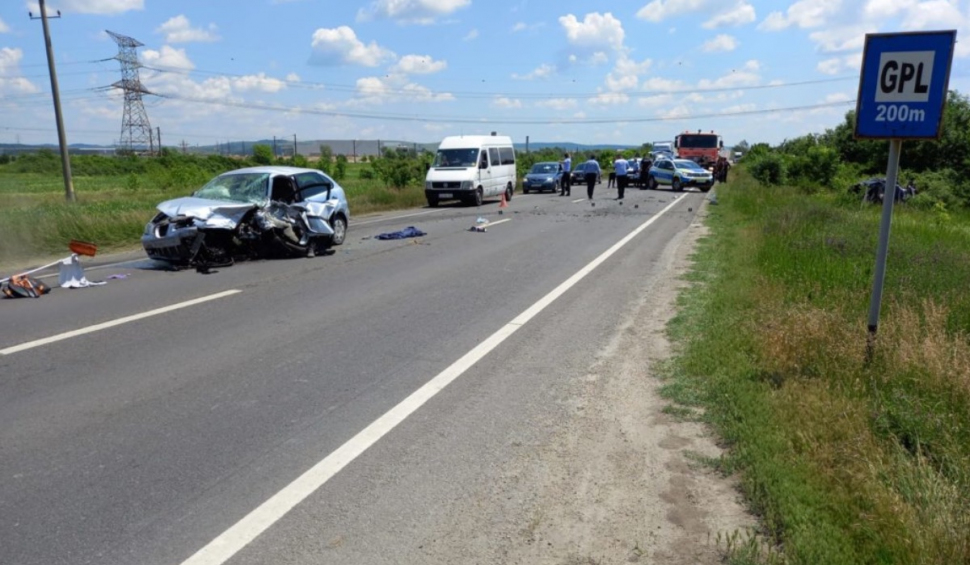Șofer mort, după ce a intrat pe contrasens și a răsturnat o mașină a Jandarmeriei care se afla în misiune
