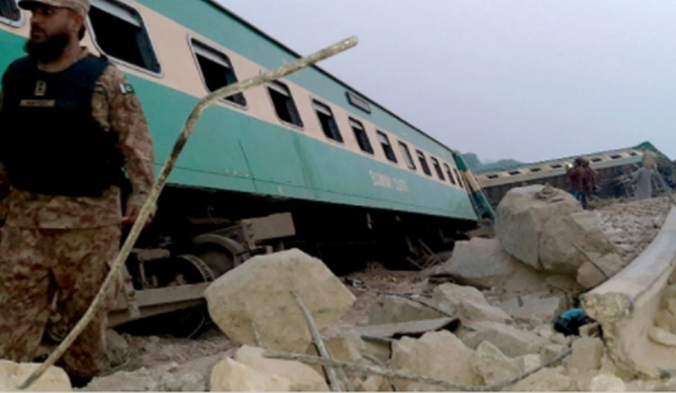 Cel puțin 30 de oameni au murit după ce două trenuri au intrat în coliziune, în Pakistan