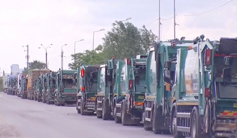 Coadă de zeci de mașini de gunoi la centrele de sortare din București