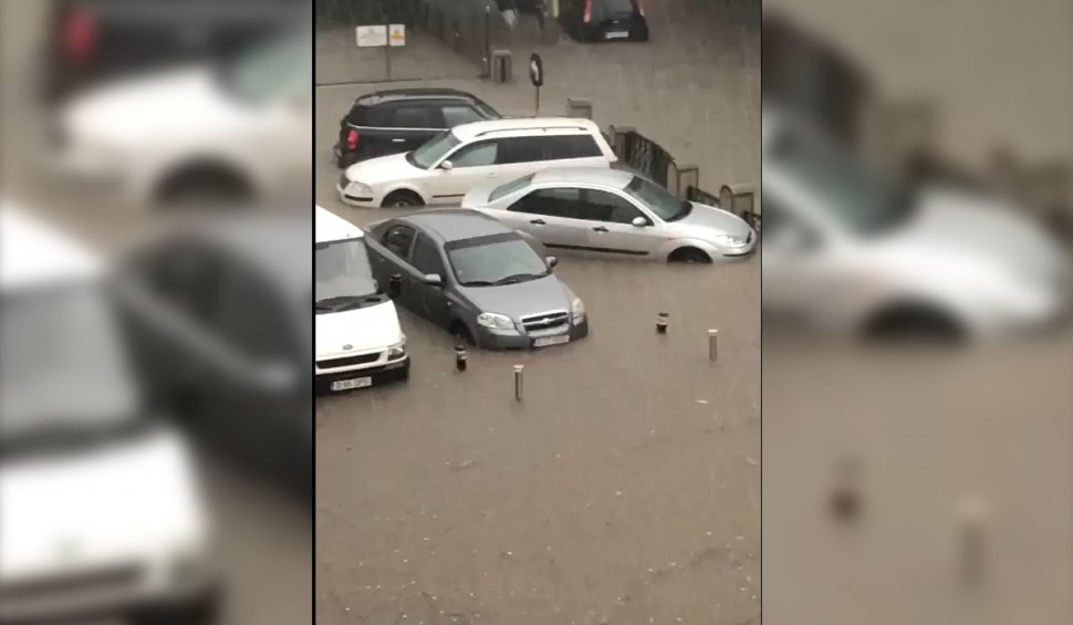 Potop în Craiova. Zeci de maşini au fost luate de apă pe străzi şi în parcări