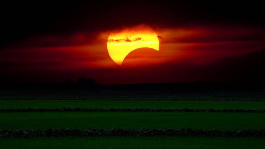 Cum poate fi privită eclipsă de Soare, vizibilă joi din România