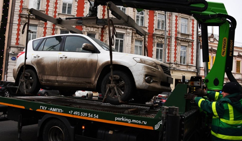 Un șofer din Alba Iulia s-a trezit cu maşina ridicată după ce locul de parcare a fost marcat pe sub autoturism