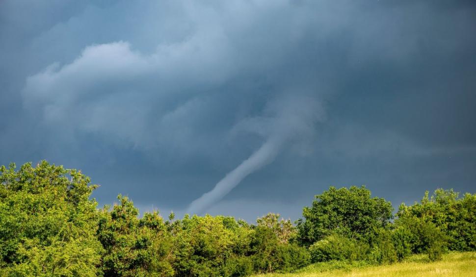 Tornadă uriaşă, surprinsă într-un sat din Bulgaria, la graniţă cu România 710482