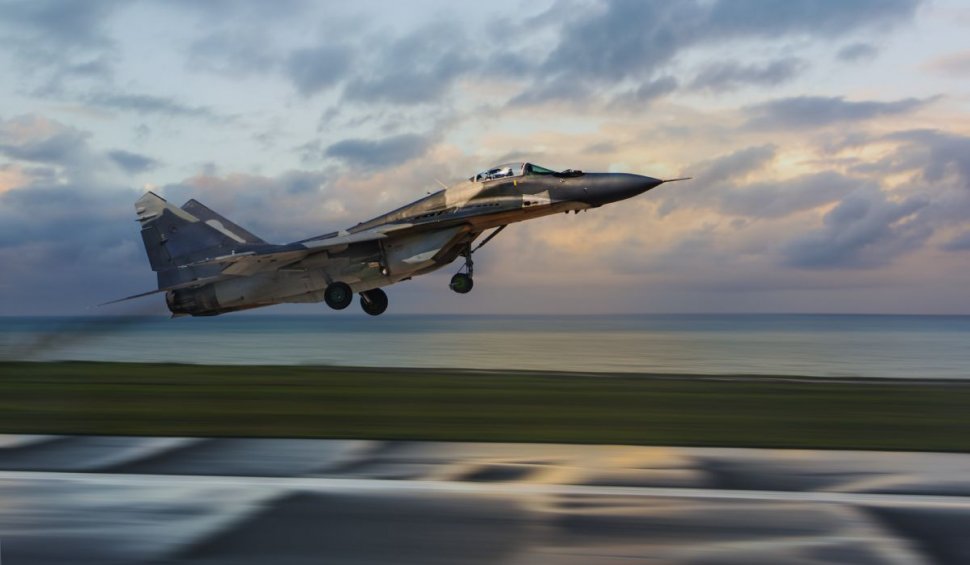 Un avion MiG-29 s-a prăbuşit în Marea Neagră, autorităţile au găsit doar vesta de salvare a pilotului