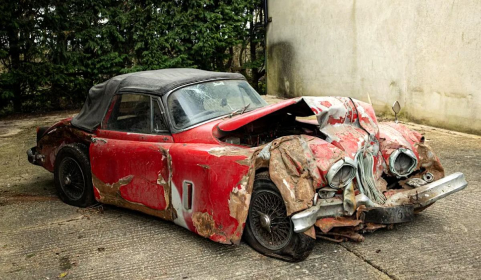 Un Jaguar izbit în copac şi ţinut 25 de ani într-un garaj, vândut la licitaţie cu peste 120.000 de dolari