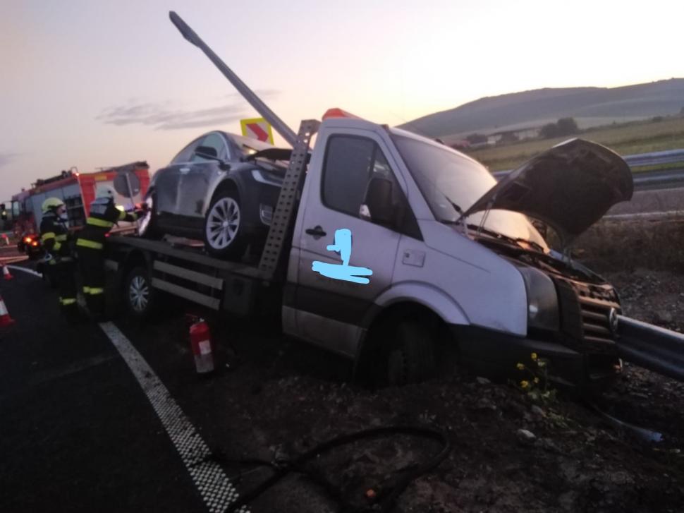 O platformă şi maşina pe care o transporta, străpunse de un parapet metalic după ce au ieşit de pe autostradă 710656