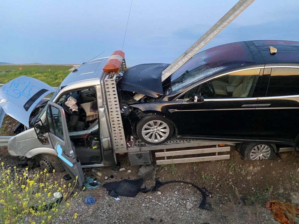 O platformă şi maşina pe care o transporta, străpunse de un parapet metalic după ce au ieşit de pe autostradă 710658