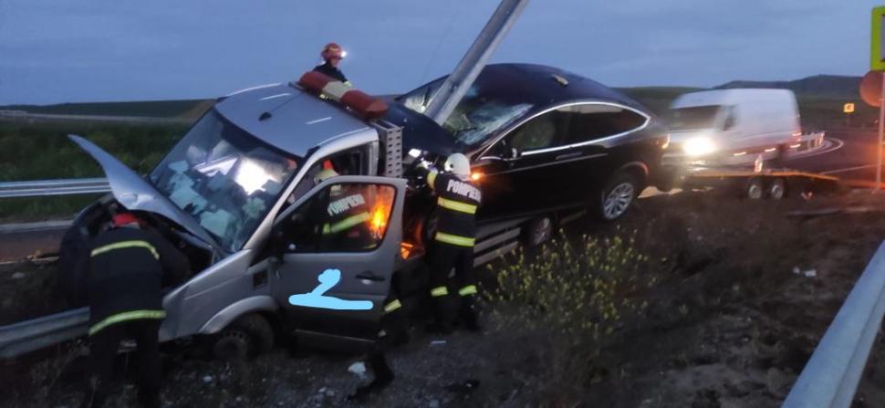 O platformă şi maşina pe care o transporta, străpunse de un parapet metalic după ce au ieşit de pe autostradă 710659