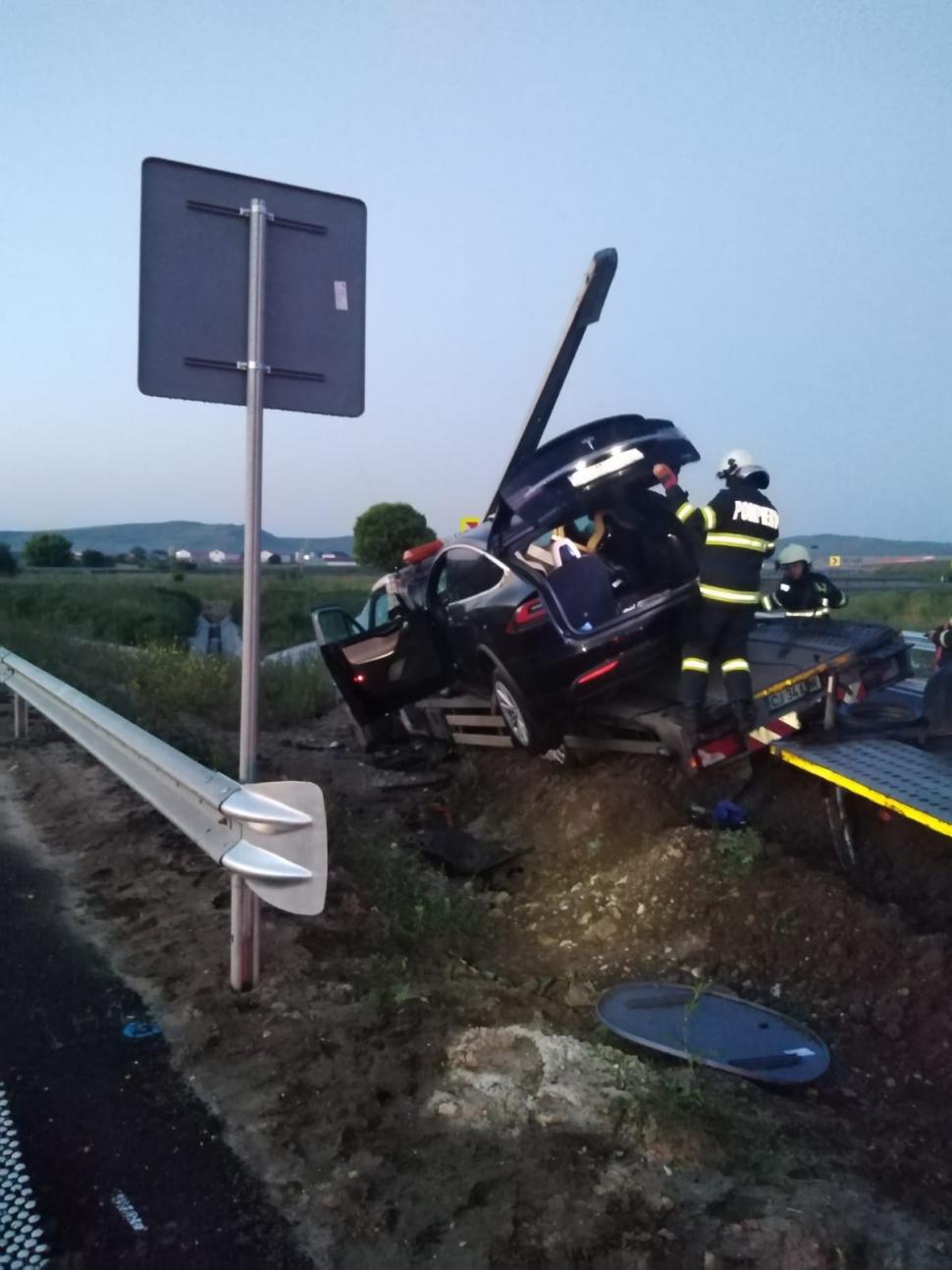O platformă şi maşina pe care o transporta, străpunse de un parapet metalic după ce au ieşit de pe autostradă 710660