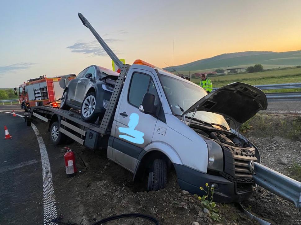O platformă şi maşina pe care o transporta, străpunse de un parapet metalic după ce au ieşit de pe autostradă 710661
