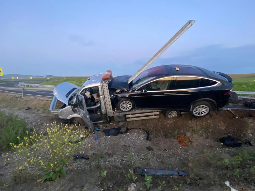 O platformă şi maşina pe care o transporta, străpunse de un parapet metalic după ce au ieşit de pe autostradă 710662