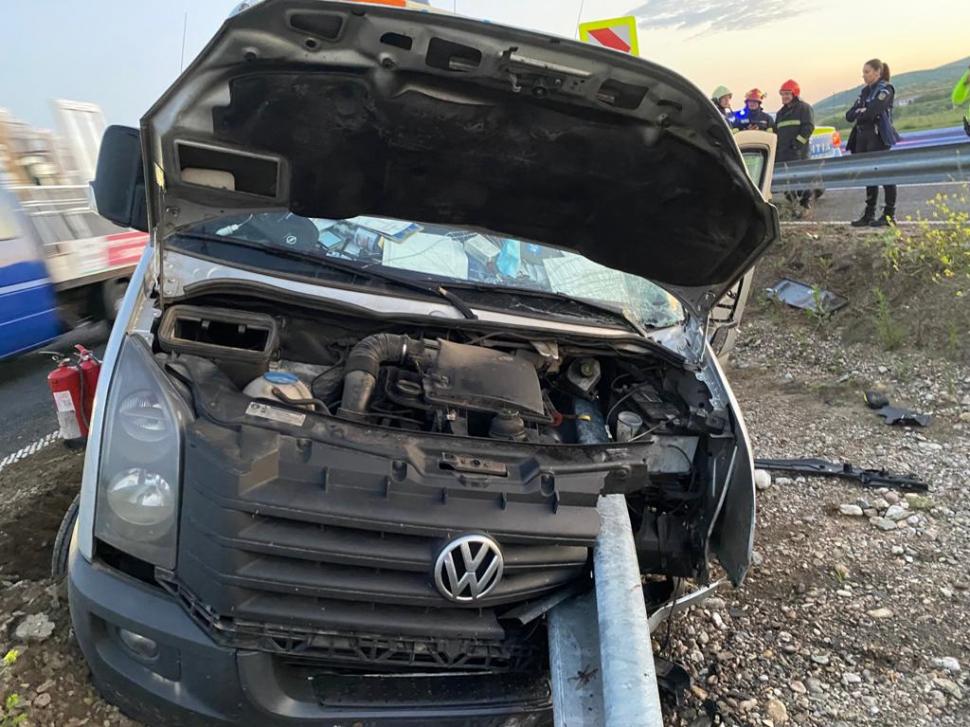 O platformă şi maşina pe care o transporta, străpunse de un parapet metalic după ce au ieşit de pe autostradă 710663