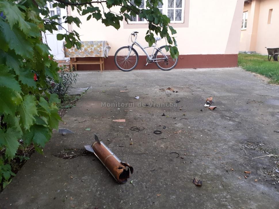 O rachetă antigrindină a căzut în gospodăria unei familii din Vrancea 710631