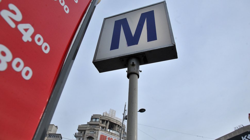 O tânără de 20 de ani a căzut pe șinele de metrou, la stația Lujerului din Capitală. Medicii încearcă să o salveze