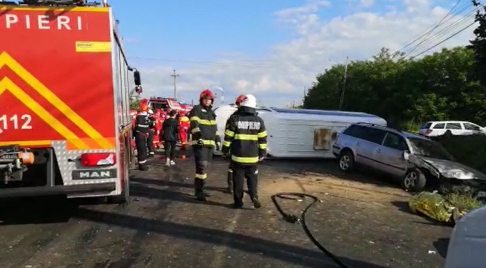 Accident cumplit în Dâmbovița! Doi morți și șapte copii răniți după ce un microbuz școlar s-a ciocnit cu un autoturism