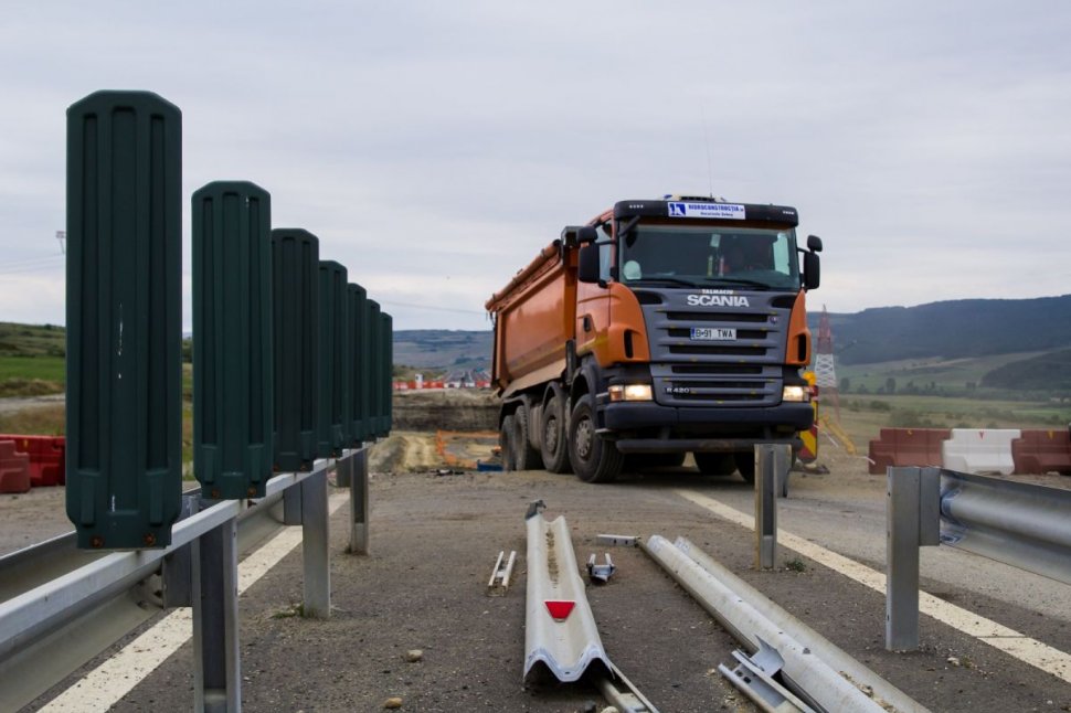 Un nou blocaj pe autostrada Sibiu-Piteşti. Chinezii revin la construcţia pe tronson 