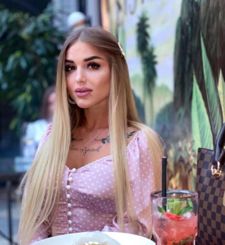 O bloggeriță s-a aruncat în gol de la etajul 14. Tânăra a lăsat un bilet de adio 710868