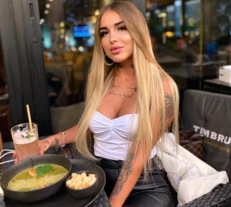 O bloggeriță s-a aruncat în gol de la etajul 14. Tânăra a lăsat un bilet de adio 710870