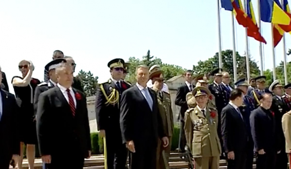 Ceremonie de comemorare a eroilor neamului. Iohannis, Cîțu și Orban au depus coroane de flori
