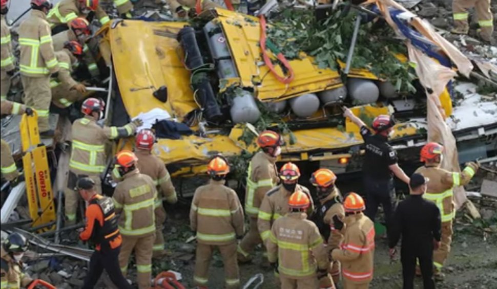Un autobuz cu pasageri a fost strivit de o clădire ce urma să fie demolată, în Coreea de Sud. Nouă oameni au murit