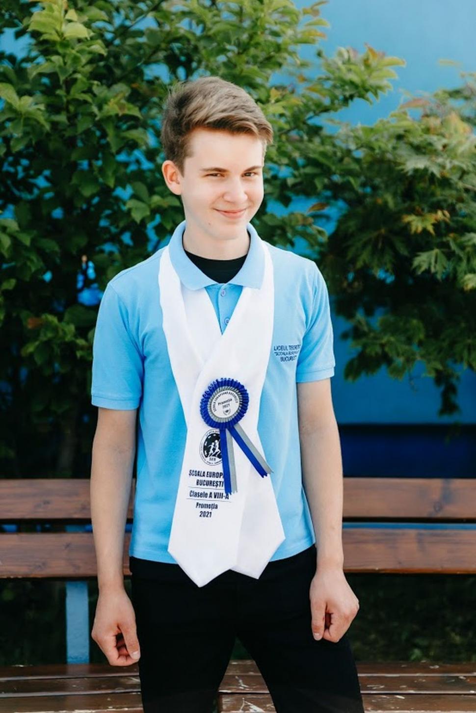 Alex, fiul Elei Crăciun a absolvit clasa a VIII-a. Uite cât de mare a crescut și ce planuri are  711124