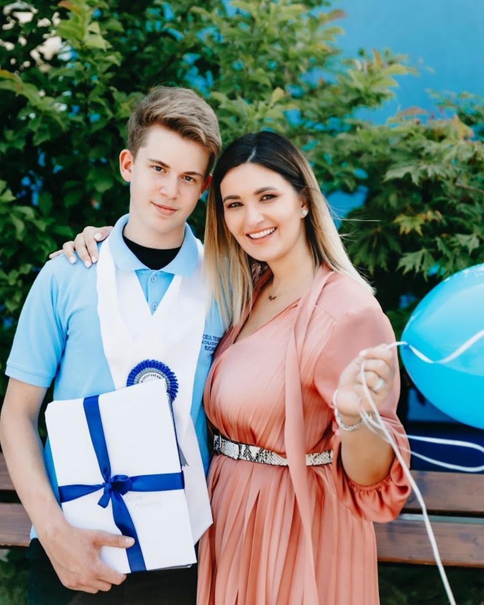 Alex, fiul Elei Crăciun a absolvit clasa a VIII-a. Uite cât de mare a crescut și ce planuri are  711125