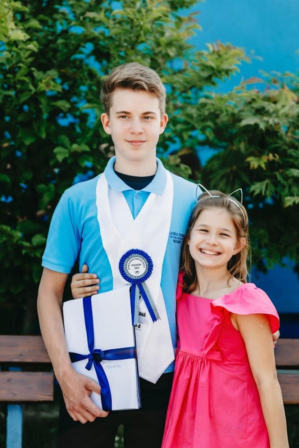 Alex, fiul Elei Crăciun a absolvit clasa a VIII-a. Uite cât de mare a crescut și ce planuri are  711126