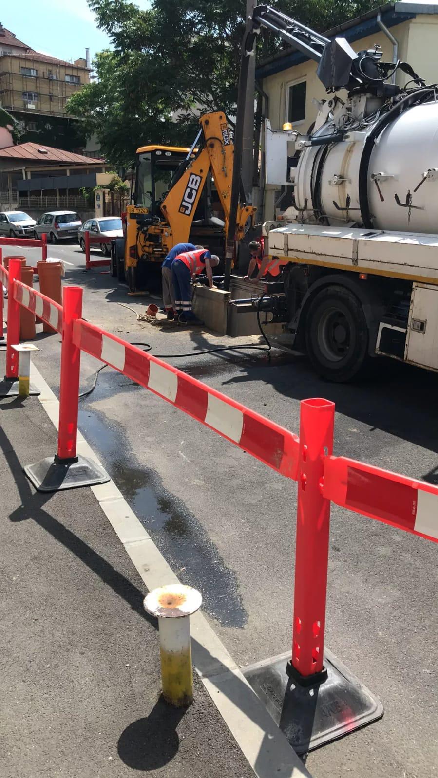 Crater uriaș în mijlocul unei străzi din Sectorul 1. Groapa are cel puțin 2m 711065