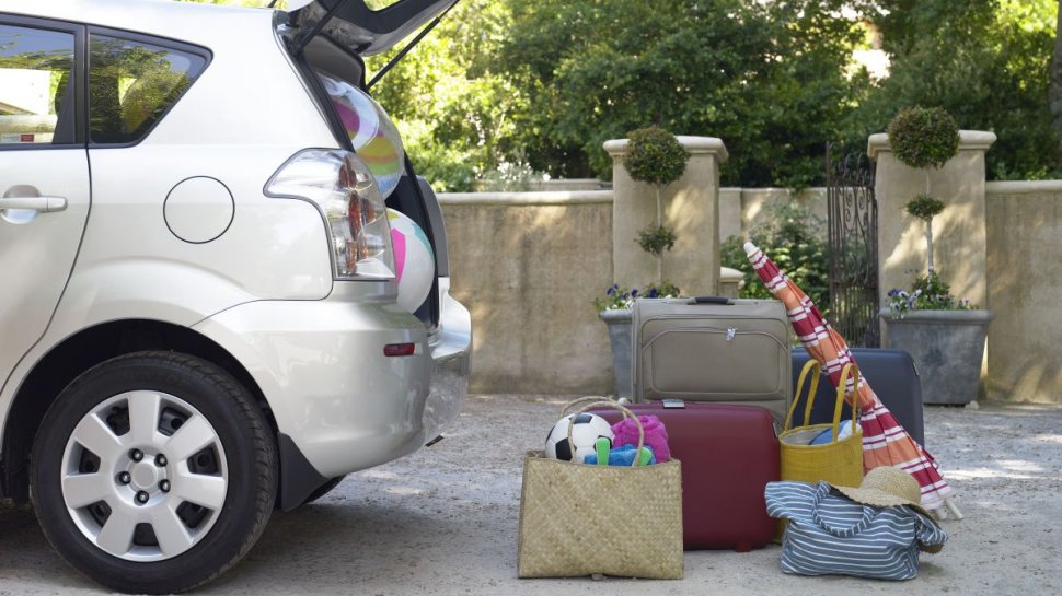Cum eviţi accidentările în vacanţă. Mișcările greșite făcute atunci când ridicăm bagajul și când stăm în mașină