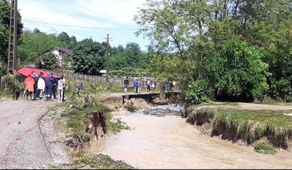 Un drum din județul Vâlcea a fost rupt după inundațiile din ultimele ore