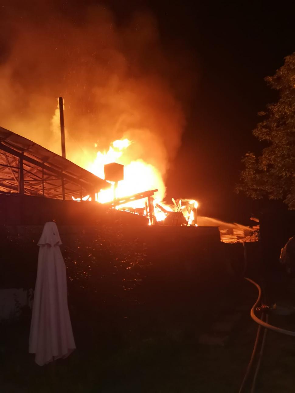 Incendiu devastator la o fabrică de mobilă din Mureș  711210