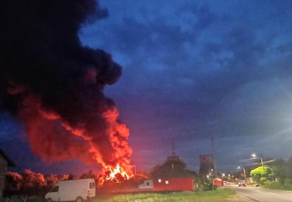 Incendiu devastator la o fabrică de mobilă din Mureș  711213