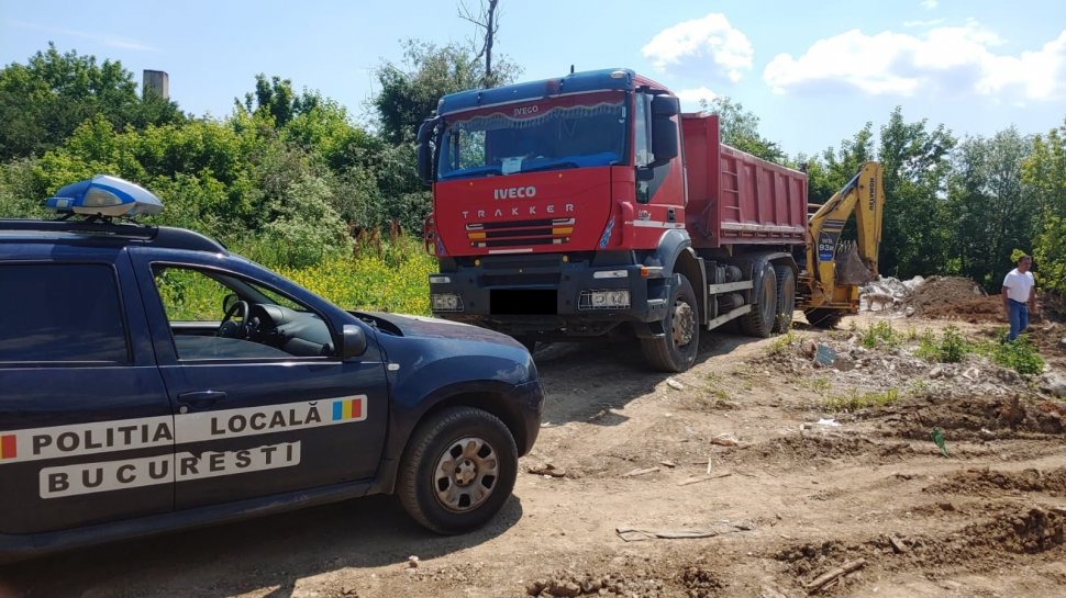 Mașină confiscată și amendă de 30.000 lei pentru un bărbat prins că arunca moloz la marginea Bucureștiului