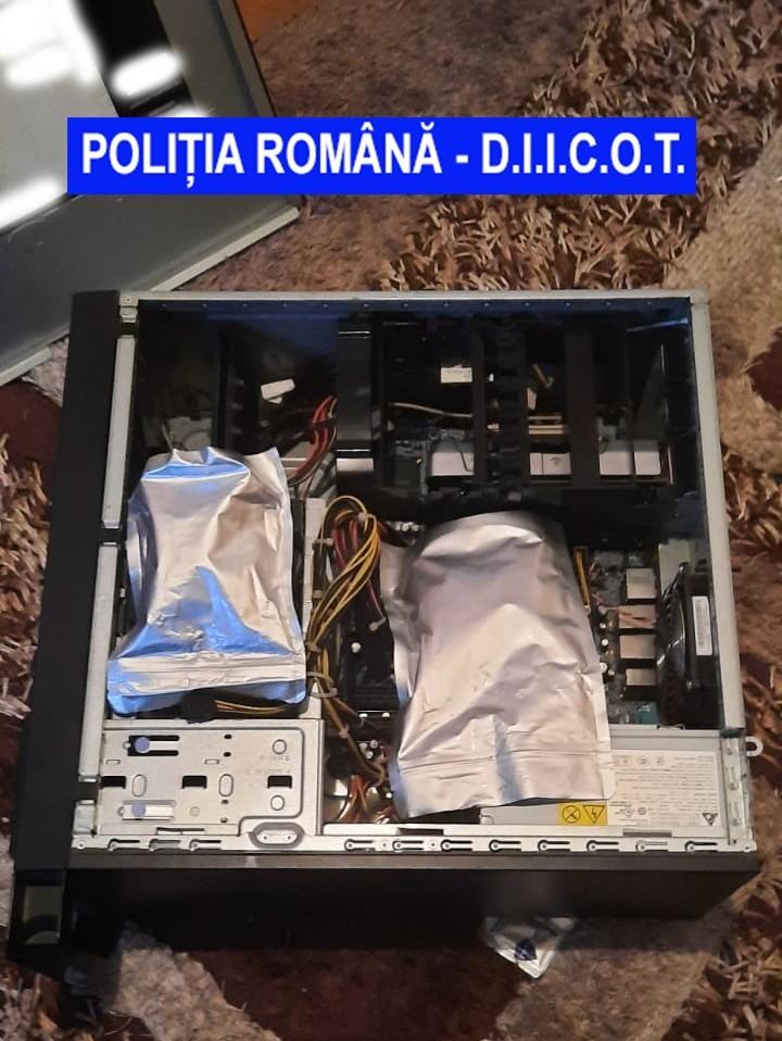 Percheziții la traficanții de droguri. Suspecții vindeau ceai amestecat cu substanțe psihoactive 711080