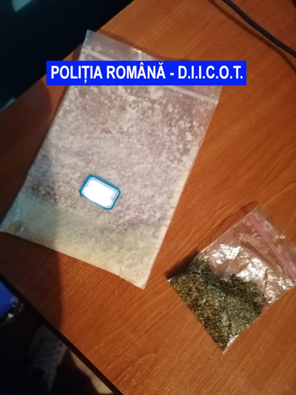 Percheziții la traficanții de droguri. Suspecții vindeau ceai amestecat cu substanțe psihoactive 711081