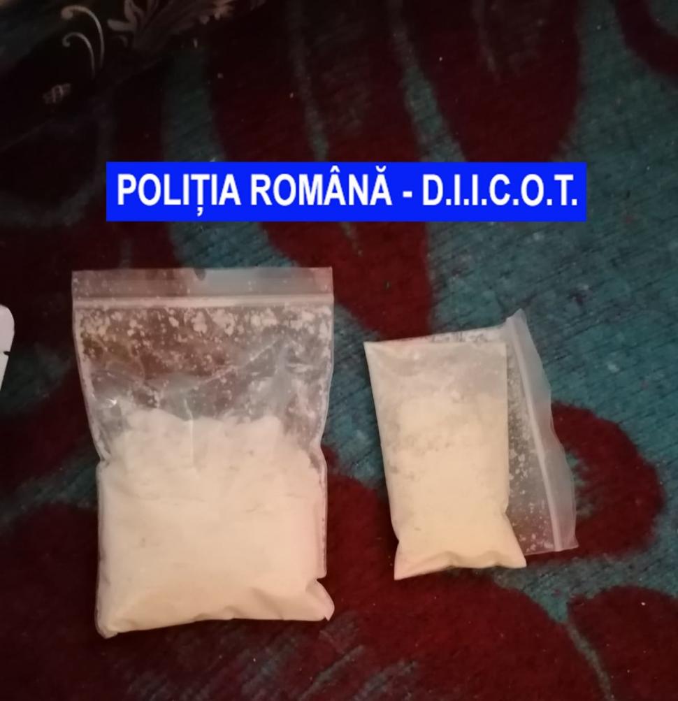 Percheziții la traficanții de droguri. Suspecții vindeau ceai amestecat cu substanțe psihoactive 711082