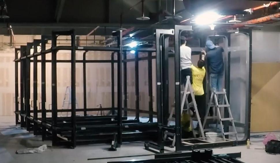 Spital ridicat din gunoaie, în pandemie. Creatorul său s-a lăsat inspirat de romanii care reciclau amforele cu vin 711086