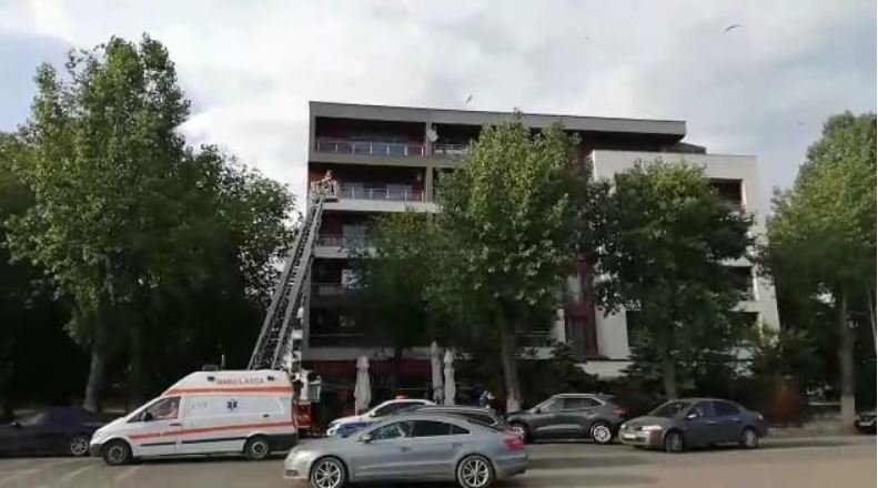 Un bărbat dezbrăcat complet a amenințat că se aruncă de la etaj, în Mamaia