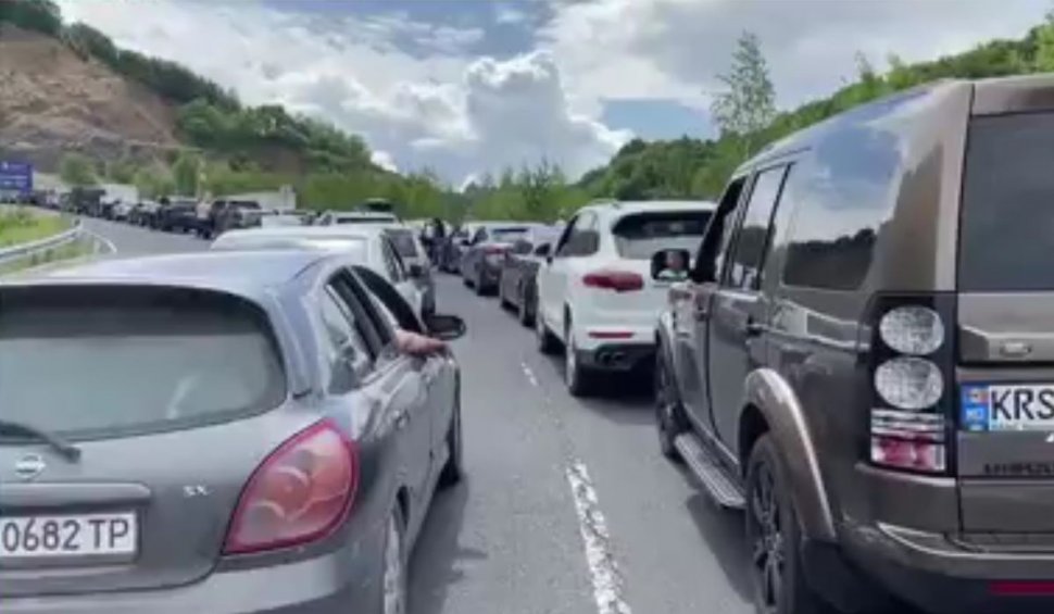 Coadă uriașă la intrarea în Grecia: 3 km de mașini, printre care se află foarte mulți români
