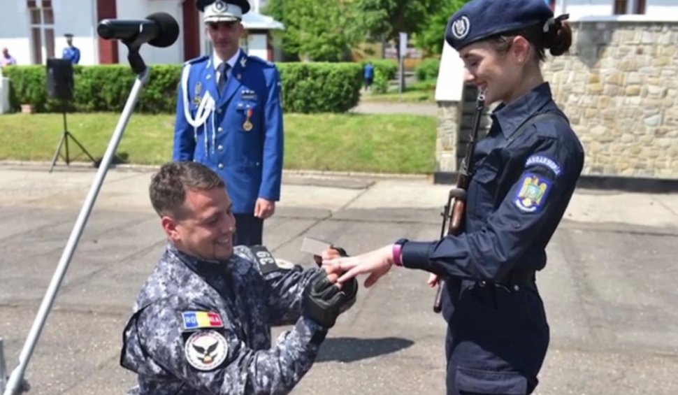 Elevă a Școlii Militare de Jandarmi Fălticeni, cerută în căsătorie la ceremonia de absolvire