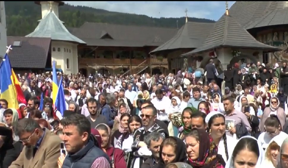 Peste o mie de credincioşi la slujba de pomenire a părintelui Iustin Pârvu din Neamţ
