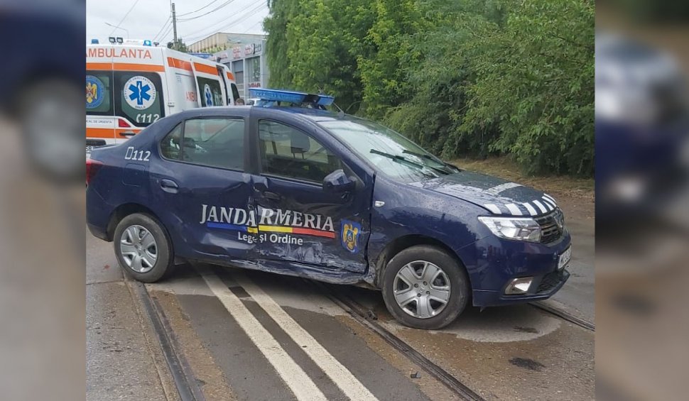Doi jandarmi au ajuns la spital, după ce autospeciala în care se aflau a fost lovită de o mașină în Brăila