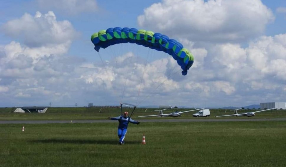 Un tânăr sucevean de 16 ani a căzut cu parașuta, după un salt de la 1200 de metri
